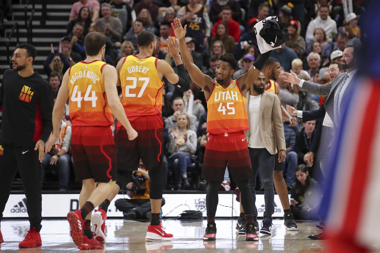 爵士队连战连胜,火力全开取得胜利 爵士队连战连胜,火力全开取得胜利