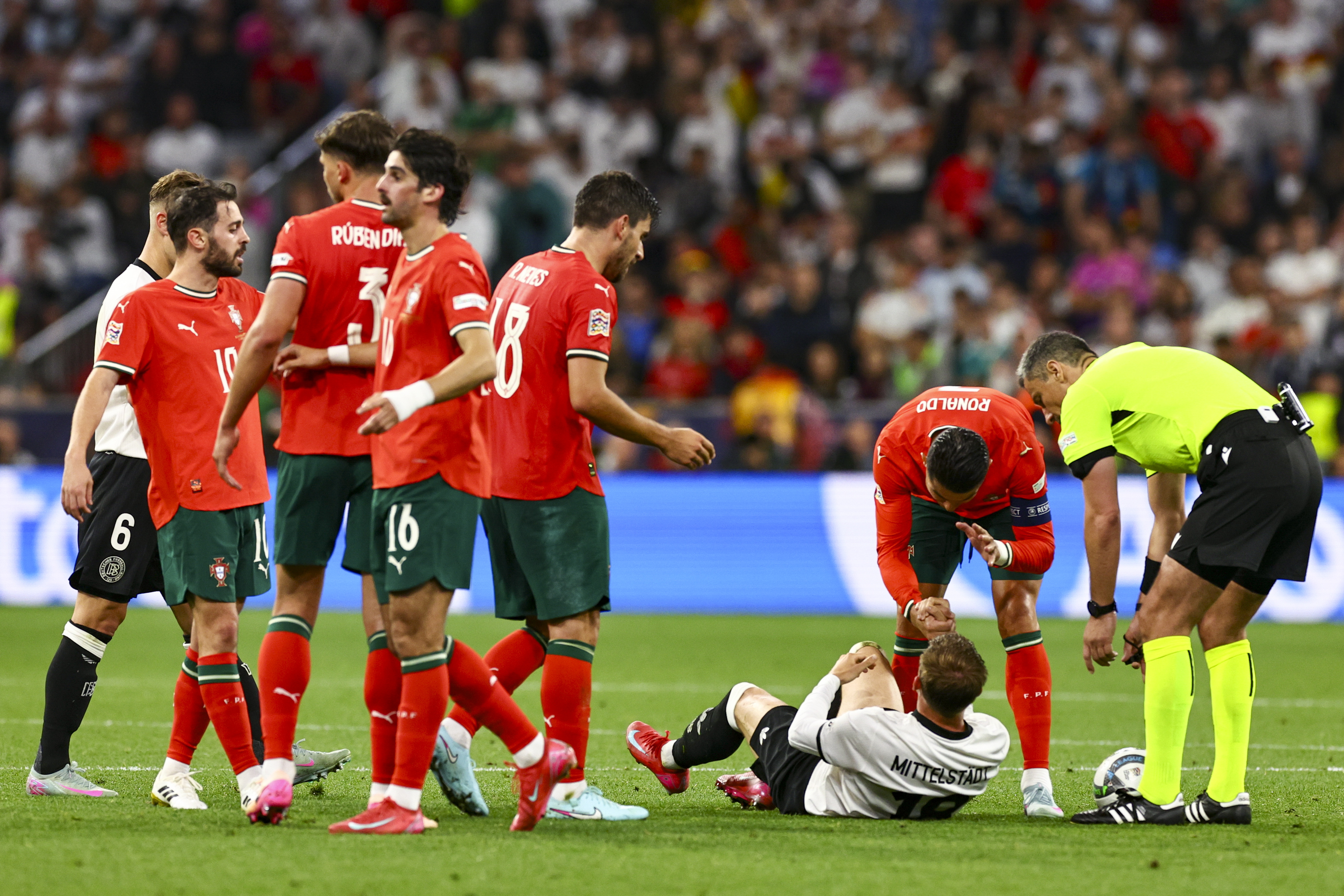 关于激烈角逐，欧洲足坛豪门纷纷出击的信息