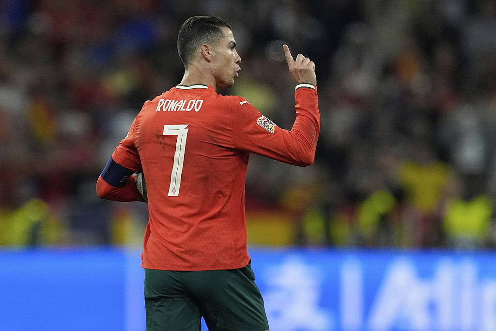 传奇球星C罗在欧洲杯夺得冠军