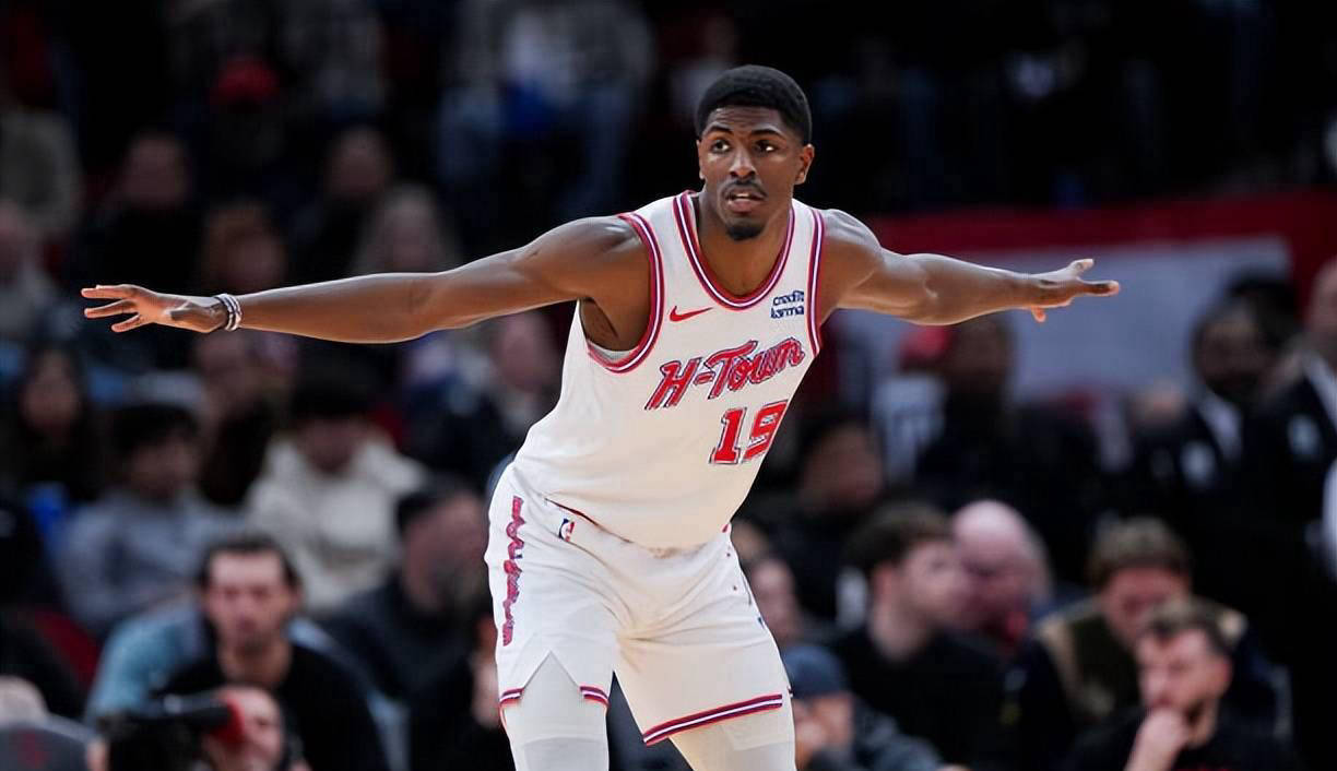 猛龙客场逆转,后卫组合表现抢眼 猛龙客场逆转,后卫组合表现抢眼