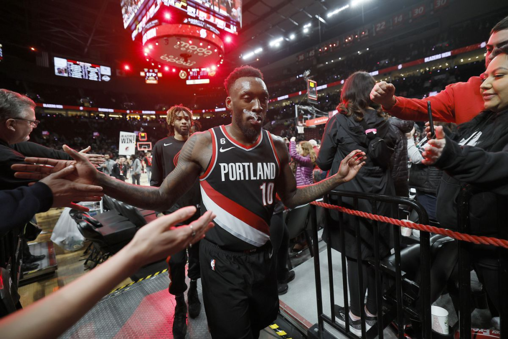 爵士轻取浙江队，锡安带队取胜