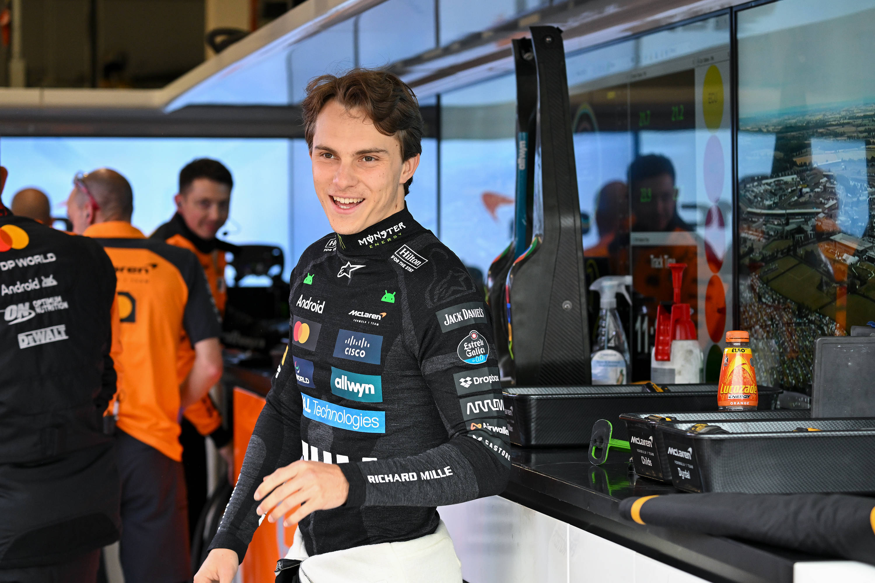 梅赛德斯完胜索伯车队，皮亚斯特里带队取胜