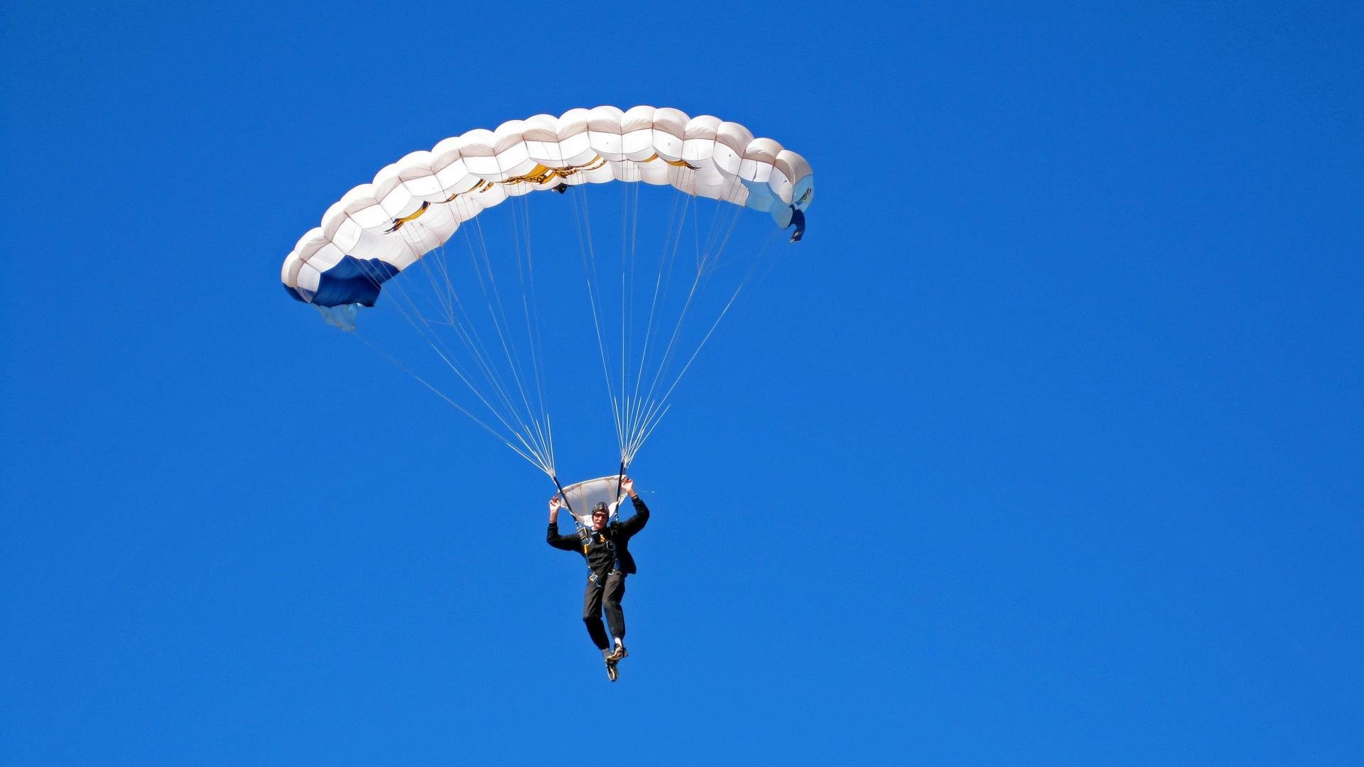 次元壁崩塌日,当新西兰血拼客在里昂目睹卡塞米罗接管F1街道赛