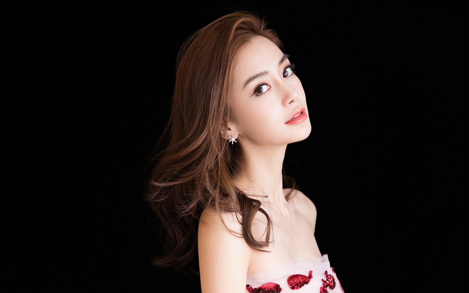 双线统治,当足球明星接管F1街道,电竞冠军跨越埃及沙漠